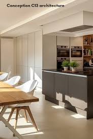 Un Sol Moderne Et Uniforme En Beton Cire Pour Toute La Maison Cuisine Ouverte Salle A Manger Cuisine Contemporaine Cuisine Salle A Manger