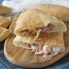 Una volta pronti i calzoni morbidi al forno, sfornateli e lasciateli raffreddare su una gratella. Questi Calzoni Ripieni Super Soffici E Deliziosi I Calzoni Al Forno Sono Perfetti Da Gustare Per Cena Ricette Ricette Di Cucina Ricette Da Forno