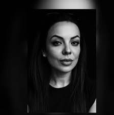 Не секоја приказна има зборови. Некои се пишуваат со тишини што не се...