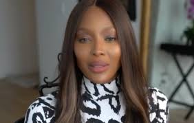 Naomi elaine campbell, born in south london, is a supermodel, actress and recording artist. Naomi Campbell Faz Propria Foto Para Capa De Revista Em Casa Ofuxico