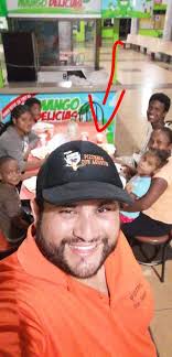 Ayer una familia se encontraba en la...