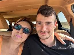 Дорогие мама и папа, Я вас очень люблю. Все так как должно быть. Я сам это  выбрал. Я жил хорошую и интересную жизнь. При этом, я никогда не боялся  смерти. Я мог