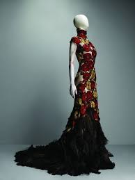 Photos Alexander Mcqueen Exhibition At The Met Alexander Mcqueen Savage Beauty Alexander Mcqueen Dresses Fashion
