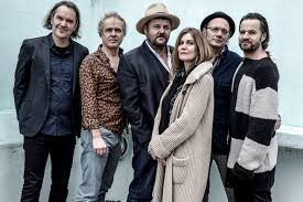 Für immer uf di which translates to something like 'forever cheers to you' was released in 2019 by the swiss rock band patent ochsner and became popular in 2020 as a song that stands for solidarity and hope during the pandemic. Das Neue Album Von Patent Ochsner Der Geplante Kontrollverlust