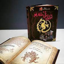 For fans of descendants, this spell book, which formerly belonged to maleficent before she passed it on to mal, is full of comments, notes, and inside jokes between mal and the other villains' kids. Pin On Naslednicite