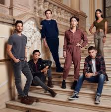 События развиваются в государстве равка. Netflix Predstavil Akterskij Sostav Seriala Ten I Kost Izdatelstvo Ast