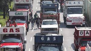 La riña ocurrió durante la mañana y posteriormente llegaron 60 repartidores de gas y 30 pipas para bloquear la avenida peñon esquina. 3gkdjc4gqnlmwm