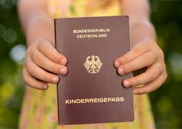 Der kinderreisepass ist sechs jahre gültig oder bis das kind 12 jahre alt wird und kann sofort ausgestellt werden. Kinderreisepass Der Ausweis Fur Kleine Weltenbummler Reisewelt