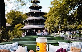 Auf einer länge von fünfeinhalb kilometern verbindet er einzigartig die naturlandschaft der isarauen mit der altstadt münchens. Chinesischer Turm Im Englischen Garten Munchen Eventsofa Campus