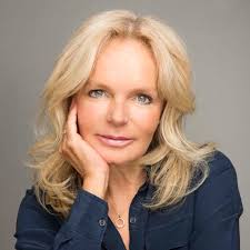 👑 Lucinda Riley completaria 59 anos hoje. Que falta ela faz! Mas, para  matar a saudade, temos seus livros, suas grandiosas histórias que  atravessam fronteiras, protagonistas inesquecíveis e a pesquisa minuciosa  que