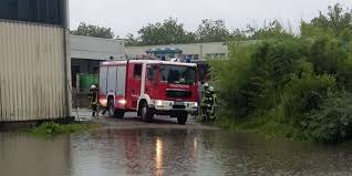 Feuerwehrmänner und feuerwehrfrauen im einsatz. 2sbp8m4pr8yemm