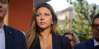 Νέο ρεκόρ 414.188 κρουσμάτων κοροναϊού σε μία μέρα κατά την εβδομάδα που διανύουμε στην ινδία, καταγράφηκαν 1,57 εκατομμύρια περιστατικά. To Loyri Stoys Goneis 3exasate Zaxarakh Dyo Maskes Se Ka8e Ma8hth Kai Ekpaideytiko Antishptika Se Ka8e Ta3h Makeleio Gr