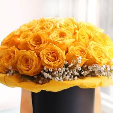 Send flowers to india to celebrate every festival and holiday! Send A Bunch Of Yellow Roses In A Black Box Flower Online Price Rs 1299 Floweraura
