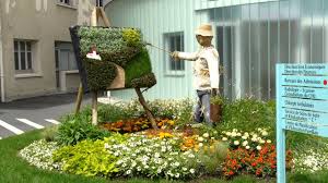 Facile et amusant à faire, l'épouvantail de jardin peut être décoratif et animer le jardin. Jardins Hopital De Lavaur 81 2011 L Epouvantail Peintre Youtube