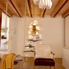 Bei Everyve Ist Es Schon Schon Weihnachtlich Der Tannenbaum Hangt Schon An Der Wand Entdecke Noch Mehr Wo Wohnen Weihnachtsdeko Ideen Weihnachtsbaumschmuck