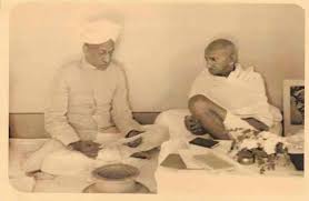 Mahatma Gandhi Talking With Dr. Sarvepalli Radhakrishnan ,Mumbai, India September 1944 Mint Postcard Collectible Photo - Numiscart, Zirakpur, Punjab