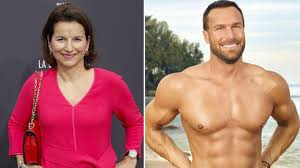 Leider gottes hat diese masche bei der nachdem die fünfte folge von „promis unter palmen ziemlich aus dem rahmen viel und auch bastian yotta einer der mobber gegen claudia. Promis Unter Palmen Claudia Halt Yotta Fur Dummes Kalb Promiflash De