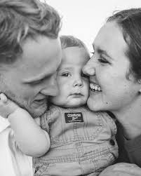 Mind if I share some of my favorite black and white family photos 🥰 I love  showing off a family's personality by taking lots of caught off guard  pictures! I prefer natural