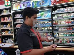.di malaysia akan bermakna peningkatan bagi semua jenama rokok kami, dengan mengambil kira perbezaan kadar kenaikan daripada kadar cukai barang dan perkhidmatan (gst) yang dilevikan ke atas rokok, kata pengarah urusan jti malaysia, cormac o'rourke dalam satu kenyataan hari ini. Bernama Fikirlah Pastikan Larangan Merokok Dipatuhi