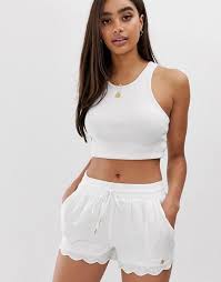 Cette combinaison forme short maje est ornée de dentelle. 65 Idees De Short Short Short Court Fond D Ecran Colore