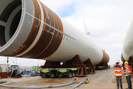 Built in standardized dimensions and indefinately compatible these modules are able to move weights way over 10.000 tons, all at the tip of a joystick. 1300 Tonnen Weltgrosstes Monopile Auf Selbstfahrern Von Scheuerle Bewegt