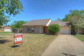 Arlington Tx Short Sale Home Listed For 59 900 With 1204 Square Feet And Built In 1981 Get More Infor Texas Real Estate Foreclosed Homes For Sale Sale House