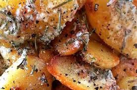 La Recette Des Pommes De Terre Croustillantes A L Ail Et Au Romarin Mmm Trop Bon Recette Recettes De Cuisine Recette Pomme Pommes De Terre Frites Au Four