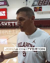 𝙎𝙤𝙤𝙣𝙚𝙧 𝙎𝙞𝙙𝙚𝙡𝙞𝙣𝙚 𝙎𝙚𝙧𝙞𝙚𝙨: 𝙀𝙥𝙞𝙨𝙤𝙙𝙚 3, Tyler DeLuca  caught up with our new Associate HC Jonas Chatterton to talk all things  Oklahoma Basketball!