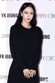 한예슬이 직접 열애 사실을 밝힌 이후 상대의 직업, 나이, 얼굴, 과거, 활동 이력 등 신상정보에 대중의 이목이 쏠린 상황이다. Ybasa35w2xlv1m
