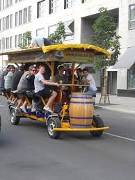 Wirklichkeiten zusammenleben von denen manche anscheinend relativ sind, scheint es egal zu sein ob man vater ist oder nicht, ob man einen vati hat oder nicht, so dass ich glaube, dass dieser vatertag den wir begehen eine chance für uns ist um über die vaterschaft als gabe gottes nachzudenken, als etwas dem menschen wesentliches, wobei wir berufen sind diese vaterschaft als väter und als. Days For The Frauen And Manner The German Way More