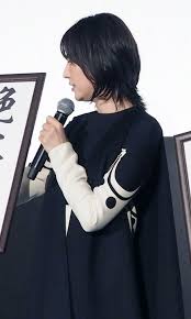 女優の長澤まさみさんが19日 東京都内で行われた映画 キングダム 佐藤信介監督 の初日舞台あいさつに マントのような黒のロングジレを羽織った個性的なモノトー cancam モデル まさみ ビスチェドレス