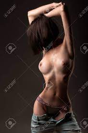 若いかなりかわいい女性または女の子をセクシーな美しい裸の胸、濡れた裸体とジーンズの腹に胸またはスタジオの灰色の背景、クローズ アップのパンツ  トップレスの写真素材・画像素材 Image 65377406
