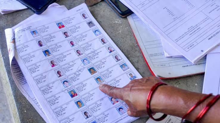 चुनाव आयोग ने वोटर लिस्ट के विशेष गहन पुनरीक्षण (Special Intensive Revision - SIR) की समय सीमा एक बार फिर बढ़ा दी है. आयोग ने महाराष्ट्र, दिल्ली, हरियाणा ...
