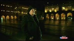 Dopo un'attesa lunga molti mesi, è uscito il nuovo brano di vasco rossi, una canzone d'amore… buttata via. Vasco Rossi Una Canzone D Amore Buttata Via Finalmente C E Il Video Girato Sul Crescentone