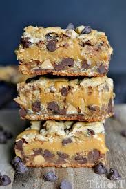 Barres De Biscuits Aux Pepites De Chocolat Au Caramel Et Au Beurre D Arachide Mom On Timeout In 2020 Toffee Dessert Recipes Impressive Dessert Recipe Toffee Dessert