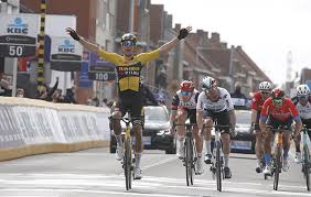 Aert é o primeiro líder, com 4 segundos de vantagem. 2021 Gent Wevelgem Bike Race