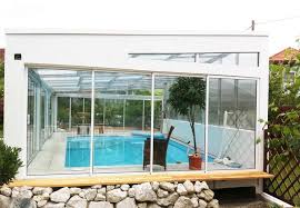 Neher Multiraum Schiebeturen In Weiss Fur Wintergarten Und Poolhaus In Osterreich Die Platzsparende Schiebeverglasung Wintergarten Glasuberdachung Sommergarten