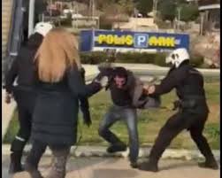 Από τα επεισόδια τραυματίστηκε ελαφρά στο χέρι ένας αστυνομικός, ενώ οι αρχές προχώρησαν σε οκτώ συνολικά προσαγωγές. Wgvk Fag5pe36m