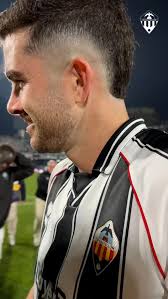 El @cdcastellon recibe La Insignia D'Or 2022 por parte de la Federació de  Colles de Castelló🏅 Al acto han asistido como representantes del club y la  @fundalbinegra Toni Manchado, Enrique Mulet, Jesús