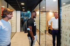 (apr 18, 1996) 6'2 176lbs. John De Jong Zet Na Komst Mvogo Onder Meer In Op Behoud Van Denzel Dumfries Voor Psv Psv Ed Nl