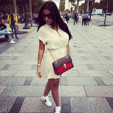 اسخن 15 صورة رانيا يوسف بفساتين قصيرة عارية السيقان fashion chanel boy bag chanel boy