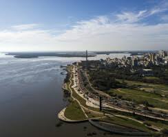 Al llegar a curitba en el sur de brasil, uno percibe que la figura de jaime lerner ha dejado una huella indeleble. Guaiba Waterfront Urban Park Jaime Lerner Arquitetos Associados Archello