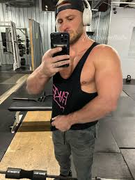 Jordinswethubs on X: Gym nip slip… still dont see why guys have to wear  shirts when we lift 😂 t.couDTUKjY9fK  X