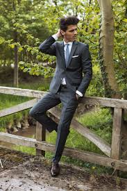 Grauer Karierter Anzug Mit Billetttasche Festliches Massgeschneidertes Outfit Neu Interpretiert Von The Bloke Brautigam Anzug Hochzeit Manner Outfit Massanzug