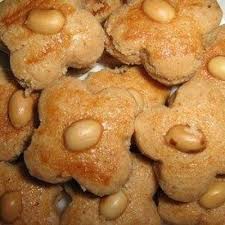 1 kg kacang tanah kisar (ada jual di supermarket untuk buat kuah, 1 kg tepung gandum (1 bungkus), 700 ml minyak mazola (1 botol bersamaan 1 liter, jangan habiskan, 2 cawan gula icing (atau 1 cawan gula icing 1 cawan gula perang, 1 sudu makan garam halus, kacang untuk hiasan. Buat Sendiri Biskut Kacang Mazola