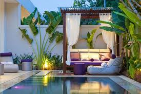 Halaman rumah yang dipenuhi dengan taman bunga dilengkapi gazebo kayu jati minimalis yang bisa menambah keindahan dekorasi. 5 Hal Yang Perlu Diperhatikan Sebelum Membuat Gazebo