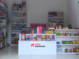 Warung sembako kecil tapi pakai rak minimarket pajangan barang jadi lebih rapi Tips Menata Toko Kelontong Agar Lebih Menarik Pembeli