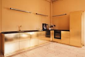Además, ha sido diseñado para durar muchos años. Esta Cocina Dorada De Laton Es El Mejor Hack De Ikea