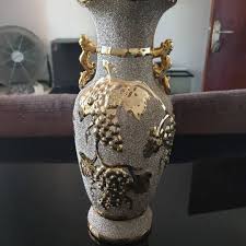 Potong saja motif bunga besar tersebut untuk ditempel sebagai hiasan dinding kamar buatan sendiri yang. Hiasan Guci Keramik Gold Plated Lapis Emas Motif Anggur Antik Furnitur Di Carousell