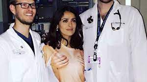 Salma Hayek: Mit peinlichem Nackt-Shirt in die Notaufnahme | InTouch